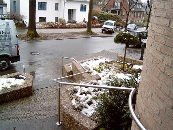 Ein weißer Lieferwagen steht am Straßenrand