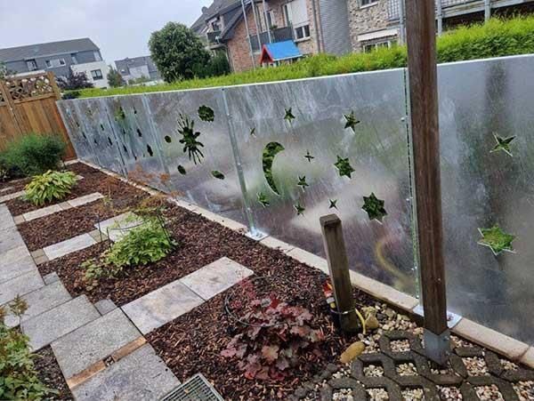 Ein Garten mit Zaun und vielen Pflanzen