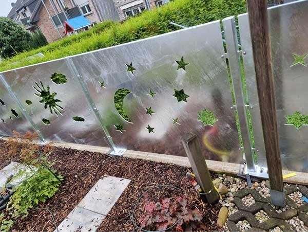 Ein Zaun mit einer Mondsichel und Sternen darauf