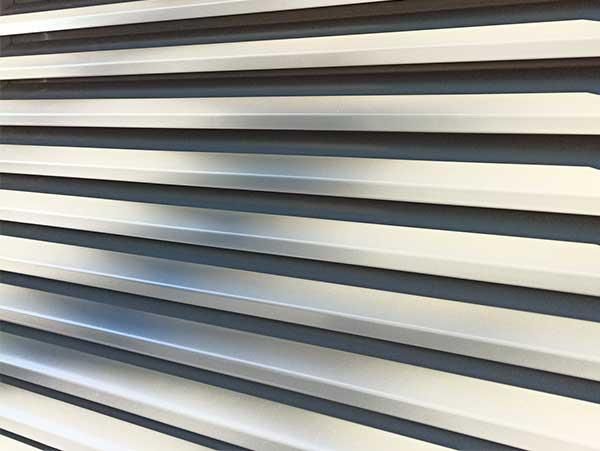 Eine Nahaufnahme einer Metallverkleidung an einem Gebäude.