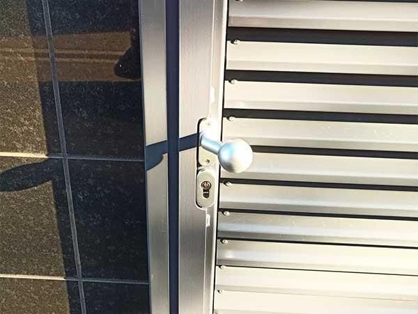 Eine Nahaufnahme einer Tür mit einem Schlüssel darin.