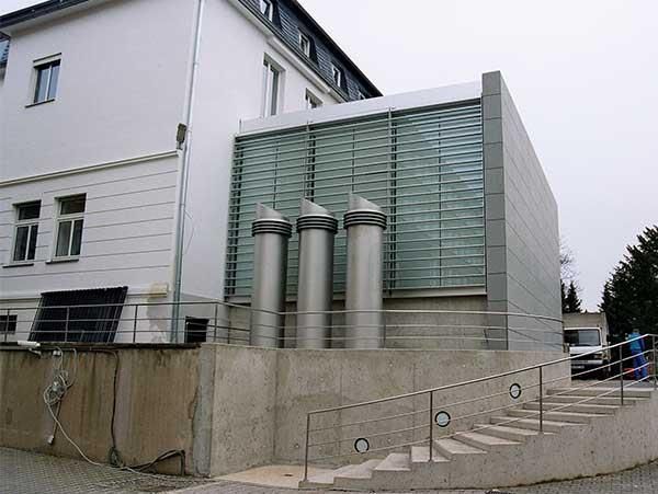 Ein weißes Gebäude mit Treppen, die hinaufführen