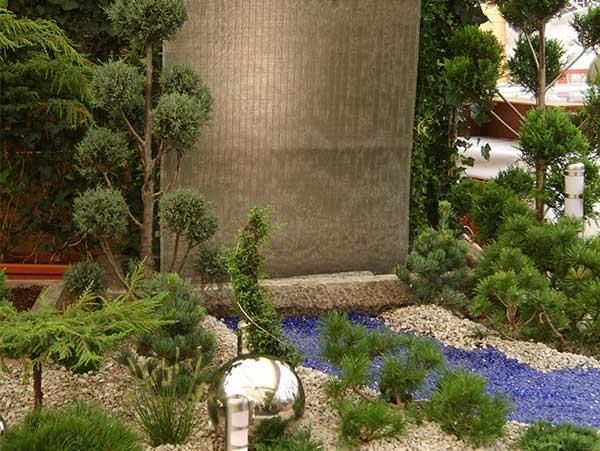 Ein Garten mit vielen Pflanzen und Bäumen