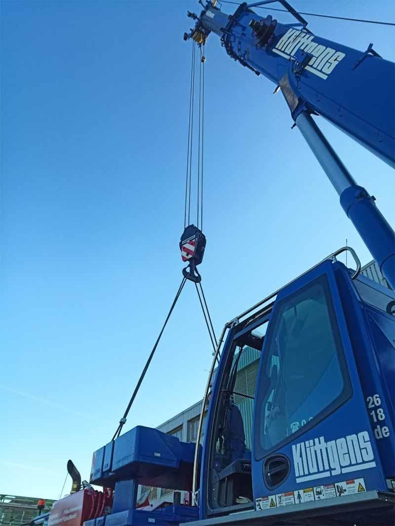 Ein blauer Kran mit dem Wort Hanger auf der Seite