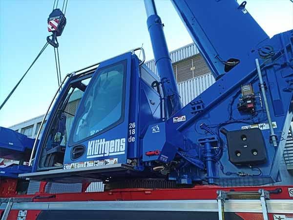 Ein blauer Kranich mit dem Wort „Kitters“ darauf