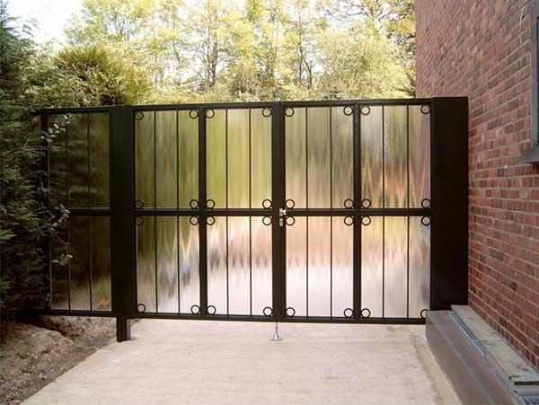 Ein Backsteingebäude mit einem Tor davor