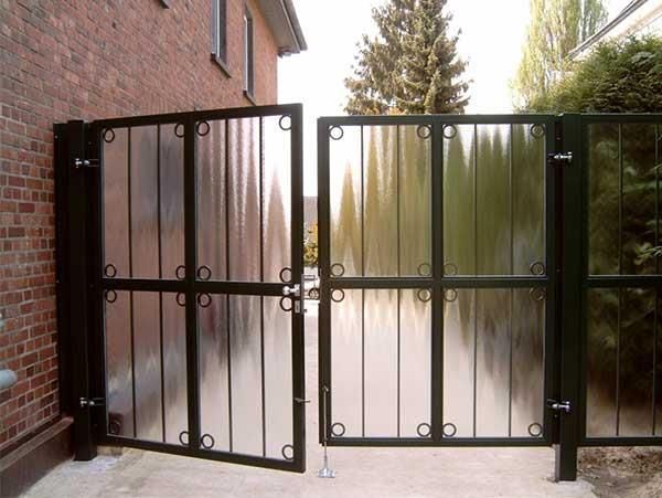 Ein Backsteingebäude mit einem offenen Tor