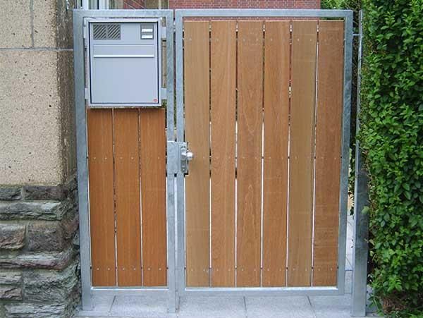 Ein Holztor mit einem daran befestigten Briefkasten