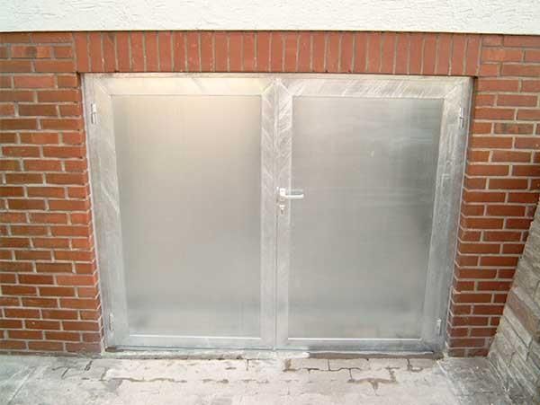 Eine Ziegelwand mit einer Glastür darin