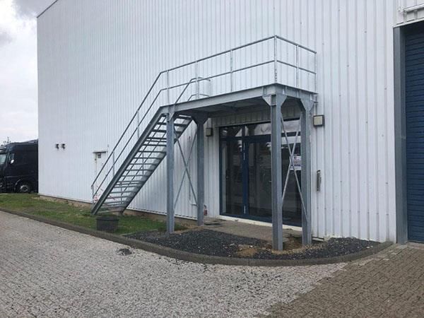 An der Seite eines Gebäudes ist eine Metalltreppe angebracht.