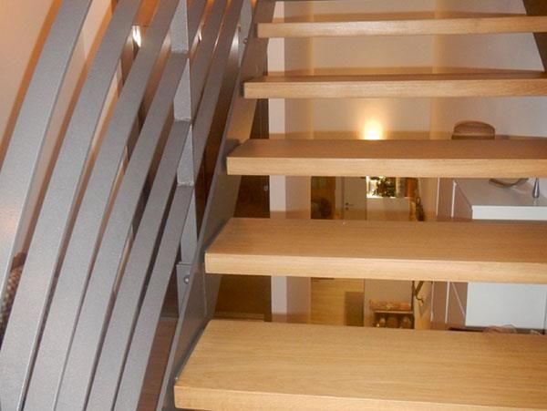 Eine Treppe mit Holzstufen und einem Metallgeländer