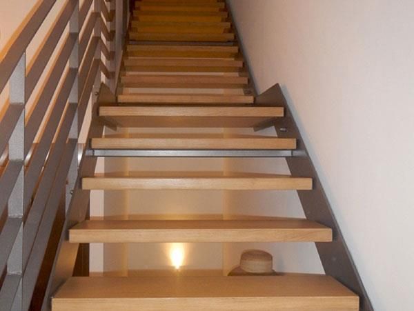 Eine Reihe von Holztreppen mit einem Metallgeländer