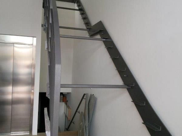 Eine Metalltreppe, die in den zweiten Stock eines Gebäudes führt