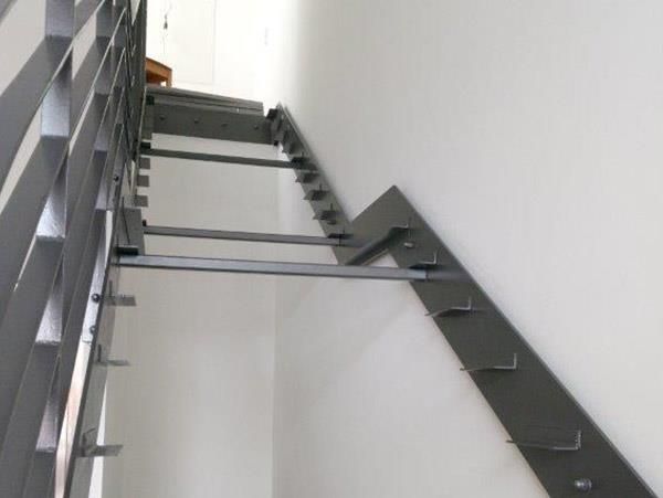 Eine Treppe mit einem Geländer und ein paar Haken daran