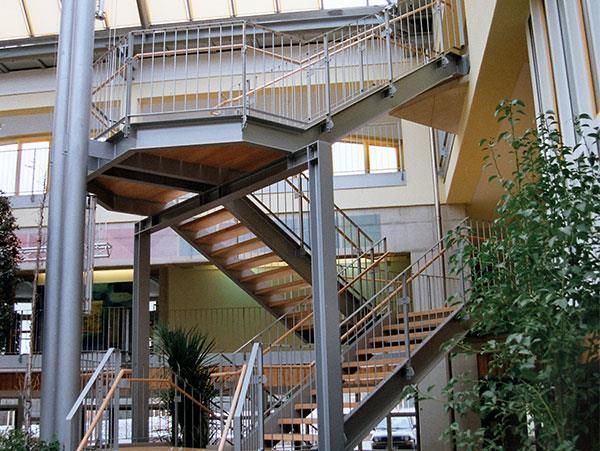 Eine Treppe in einem Gebäude mit einem Metallgeländer