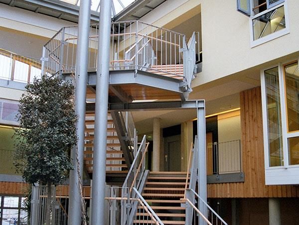 Ein Gebäude mit einer Treppe, die in den zweiten Stock führt