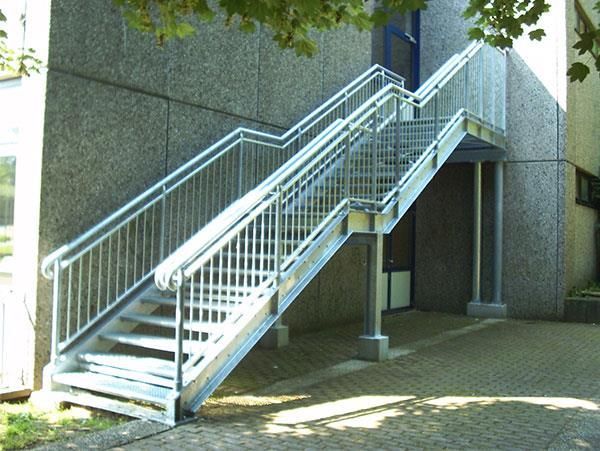Eine Metalltreppe, die zu einem Gebäude hinaufführt