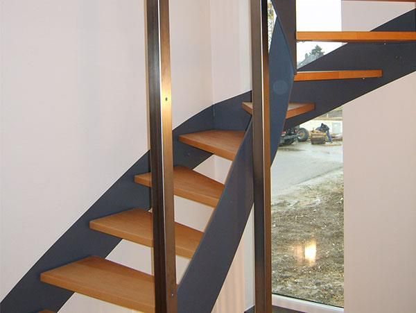 Eine Treppe mit Holzstufen und einem Metallgeländer