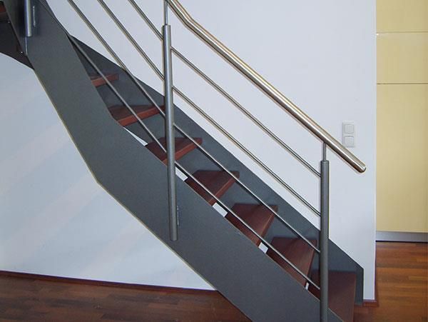 Eine Treppe mit Metallgeländer und Holzstufen
