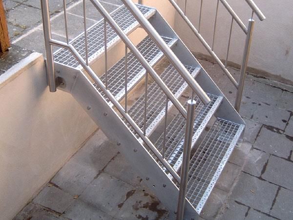 Eine Metalltreppe mit Edelstahlgeländer
