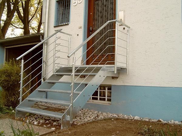 Eine Treppe, die zur Eingangstür eines Hauses führt