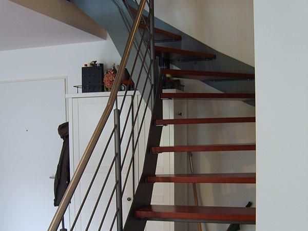 Eine Treppe mit Holzstufen und einem Metallgeländer