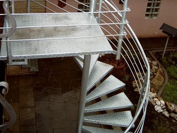 Eine Wendeltreppe mit Edelstahlgeländer