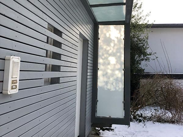 Ein Haus mit einer Tür, an der ein Schild mit der Aufschrift „Betreten verboten“ hängt