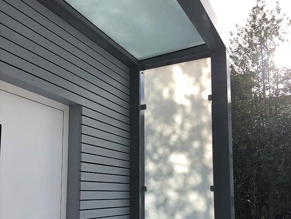 Eine weiße Tür mit einem Glasdach darüber