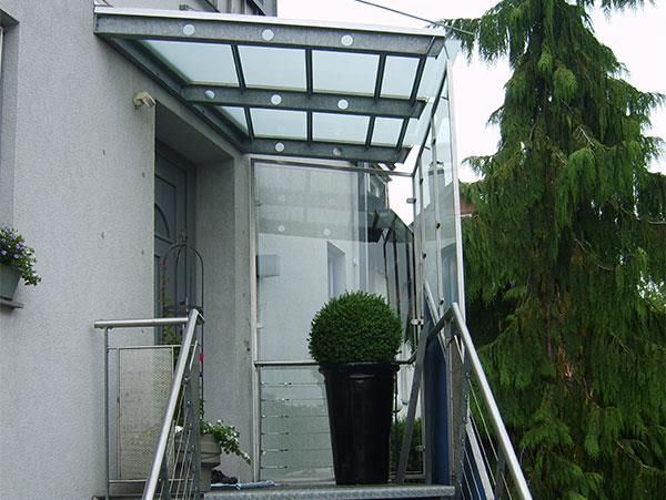 Eine Treppe mit einem Baldachin und einer Topfpflanze darauf