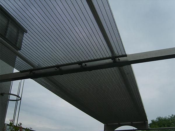 Eine Brücke mit einem Basketballkorb darunter