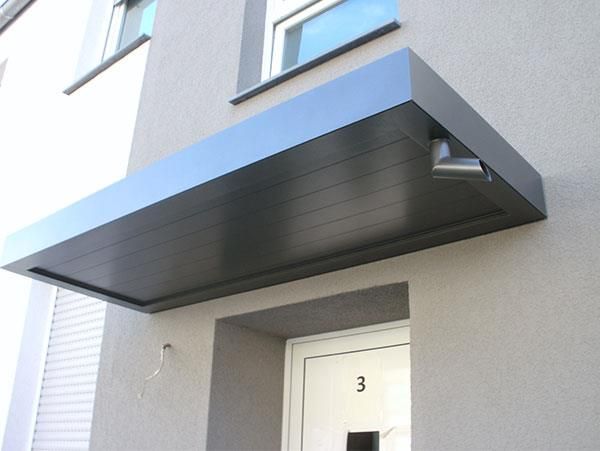 Eine Tür mit der Nummer 3 darauf