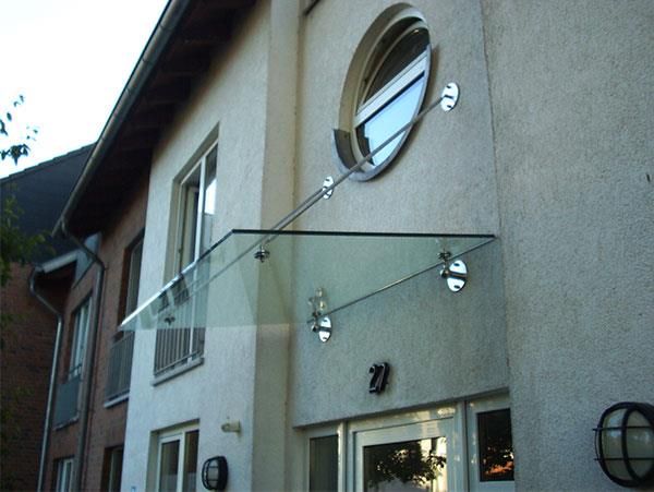 Ein Gebäude mit der Nummer 27 darauf