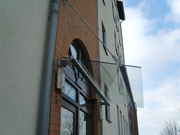 Ein Gebäude mit einem Glasdach über der Tür