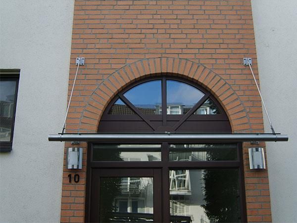 Ein Backsteingebäude mit der Nummer 10 darauf