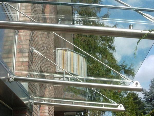 An der Seite eines Gebäudes ist ein Glasdach angebracht.