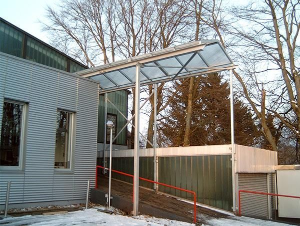 Ein Gebäude mit einer Rampe und einem Vordach darüber