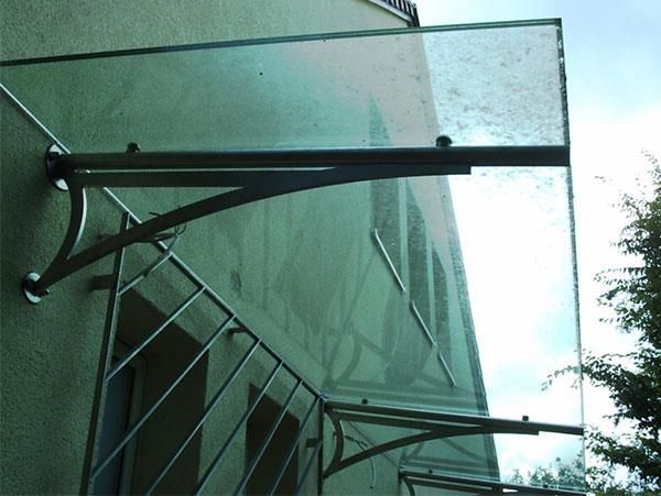 Ein Glasdach ist an der Seite eines Gebäudes angebracht