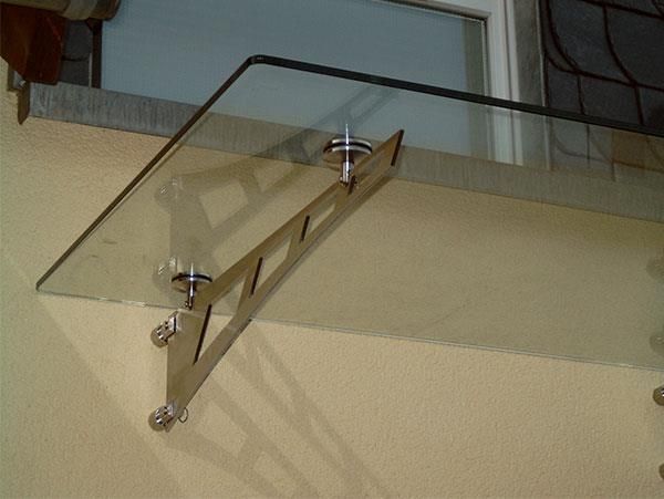 Ein Glasdach ist an der Seite eines Gebäudes angebracht