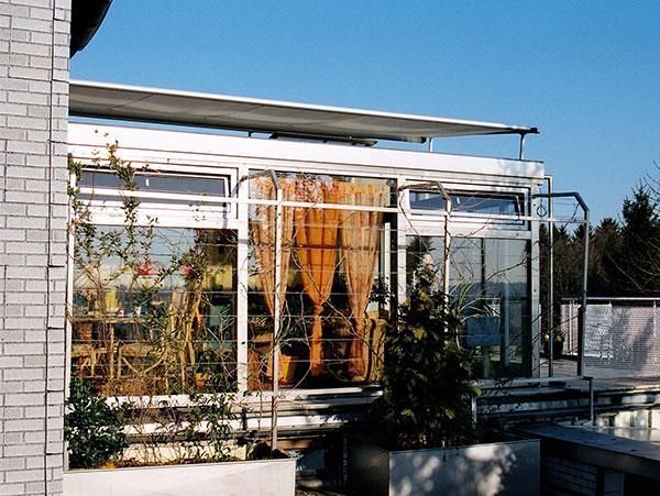 Ein Backsteingebäude mit einer Glasschiebetür