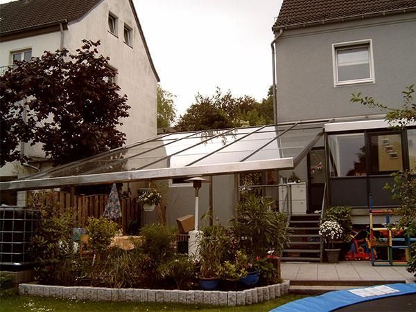 Ein Haus mit einem Trampolin davor