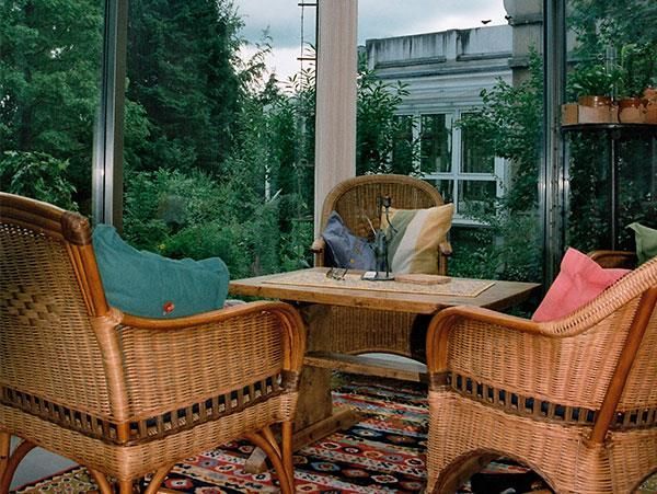 Zwei Korbstühle und ein Tisch in einem Zimmer