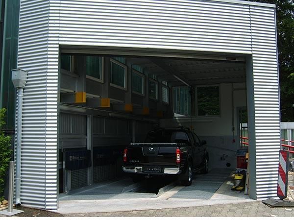 Ein LKW steht mit geöffneter Tür in einer Garage