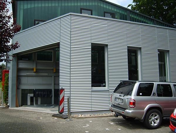 Ein silberner Jeep steht vor einem Gebäude