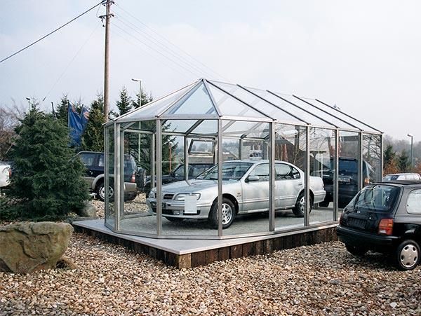 Ein Auto ist in einem Glasgebäude geparkt