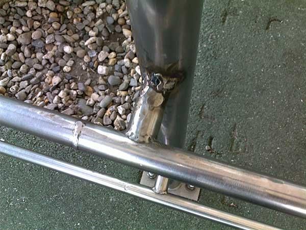 Eine Nahaufnahme eines Metallrohrs auf einem Kiesboden