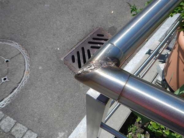 Ein Edelstahlgeländer mit einem Abfluss darauf