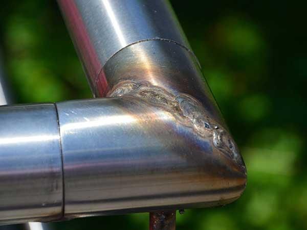 Eine Nahaufnahme eines Edelstahlrohrs mit einer Schweißverbindung.