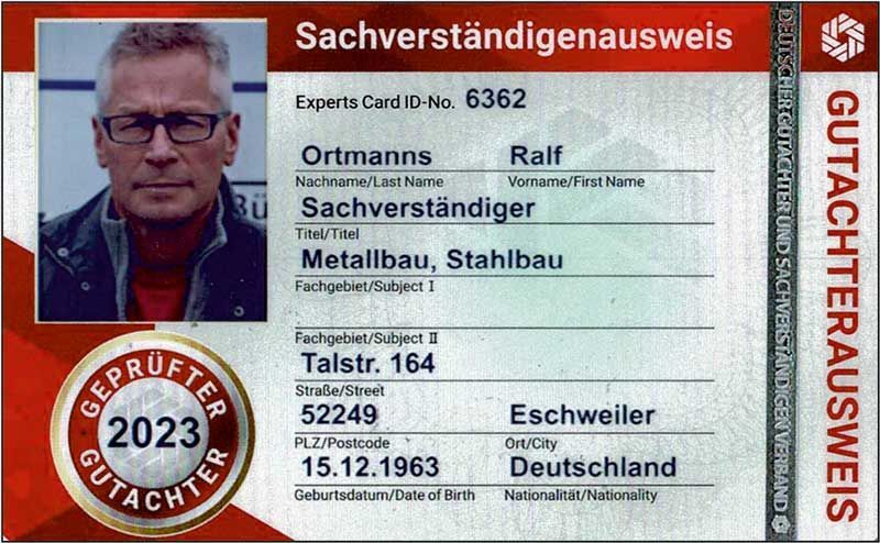 Ein Mann mit Brille steht auf einem deutschen Personalausweis