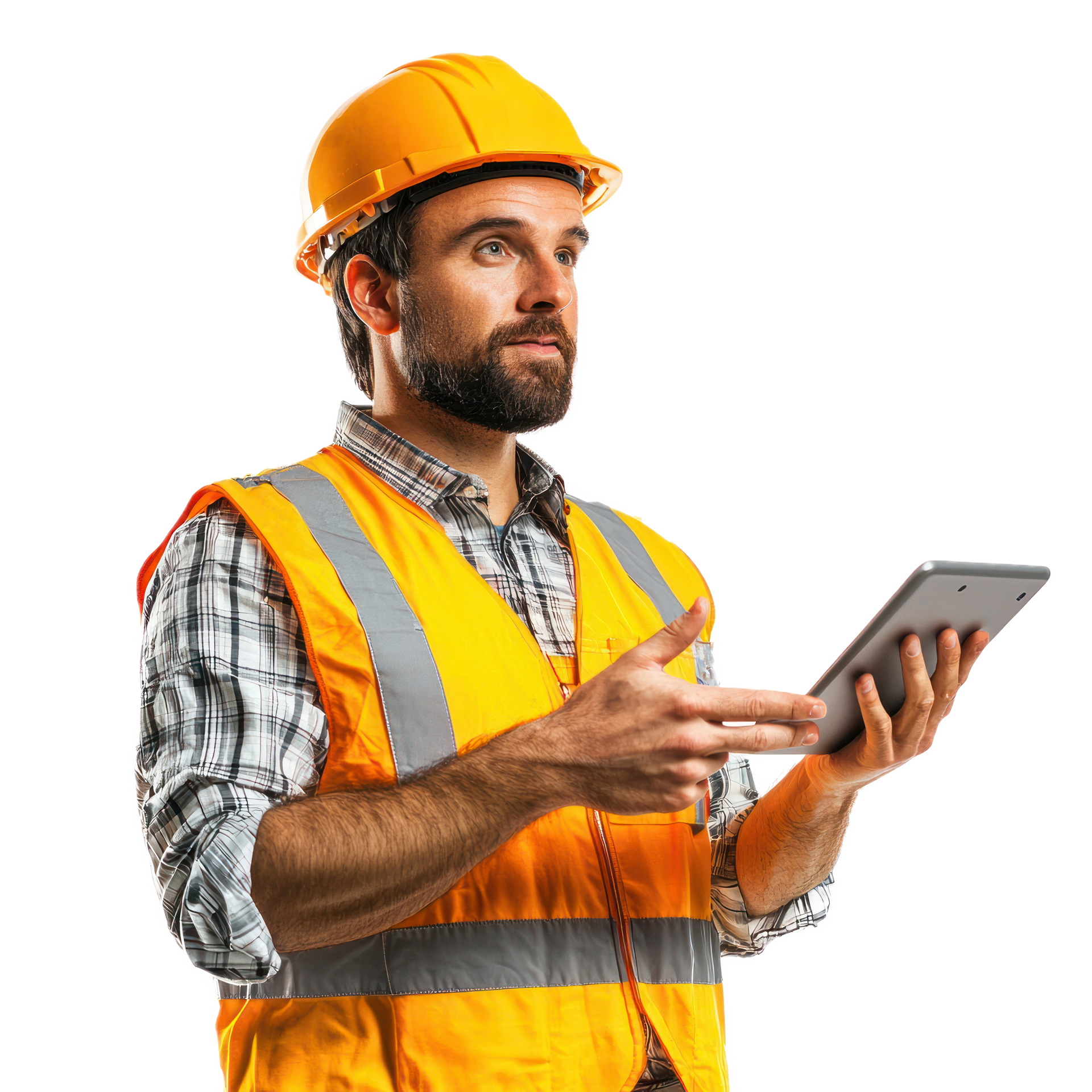 Ouvrier du bâtiment portant un gilet de sécurité et un casque de chantier, tenant une tablette et regardant vers le haut.